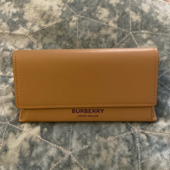 NEW BURBERRY SUNGLASSES CASE WITH NEW CLEANING CLOTH- No glasses - Picture 2 of 5
